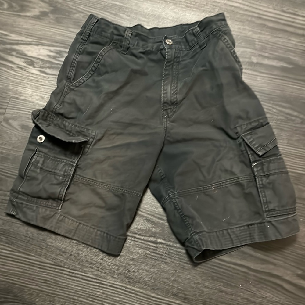 🍍LEVI CARGO SHORTS🍍no size tag🍍16” waist 🍍22” length🍍10” inseam🍍